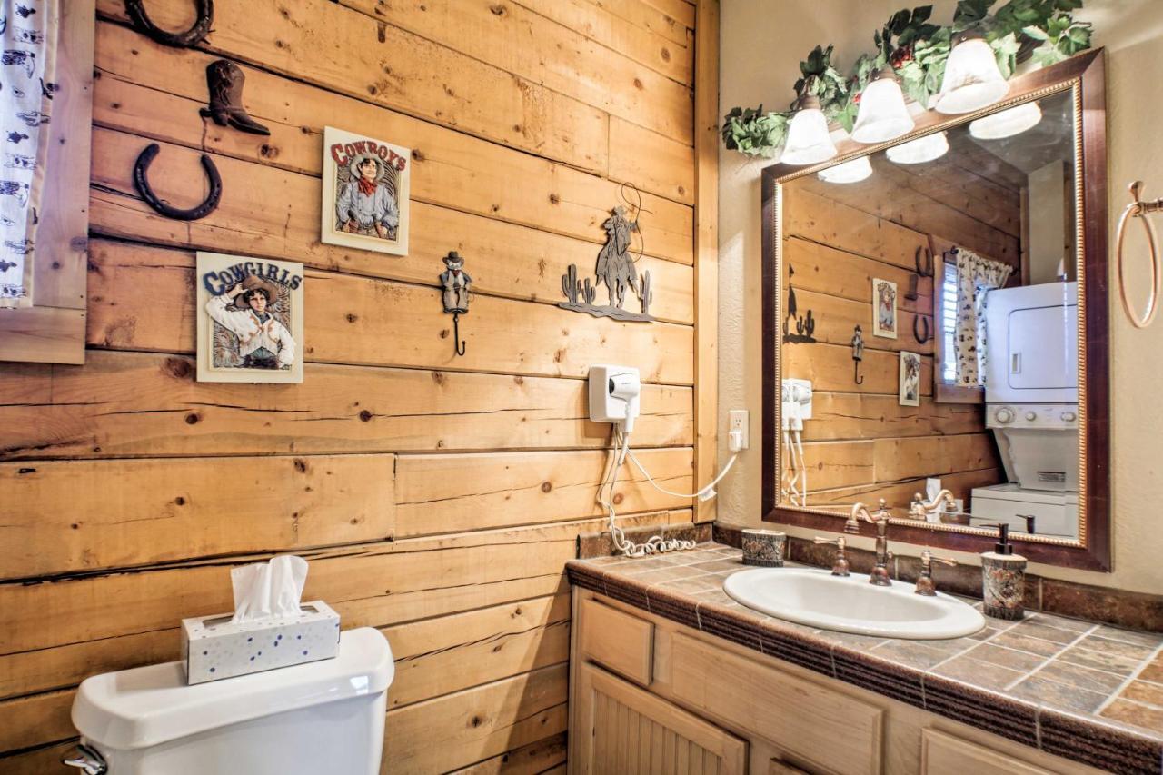 Cabin-Style Studio Right Off The Branson Strip! Apartment Exterior photo
