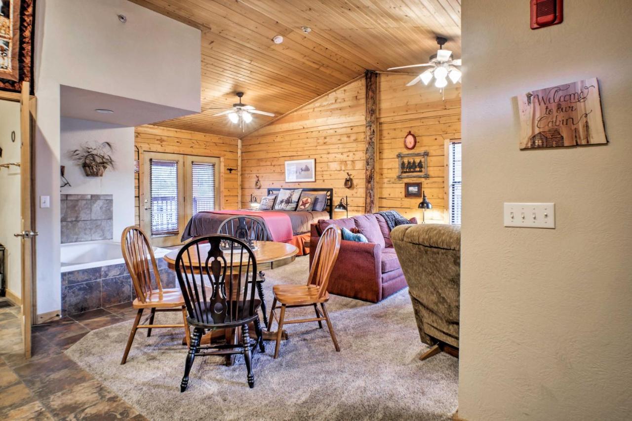 Cabin-Style Studio Right Off The Branson Strip! Apartment Exterior photo