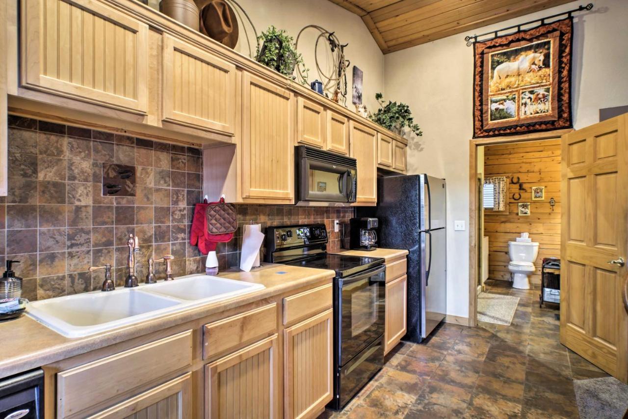 Cabin-Style Studio Right Off The Branson Strip! Apartment Exterior photo