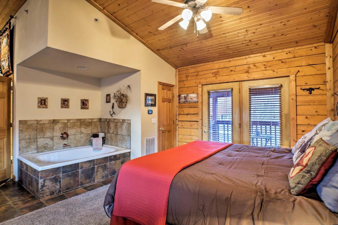 Cabin-Style Studio Right Off The Branson Strip! Apartment Exterior photo