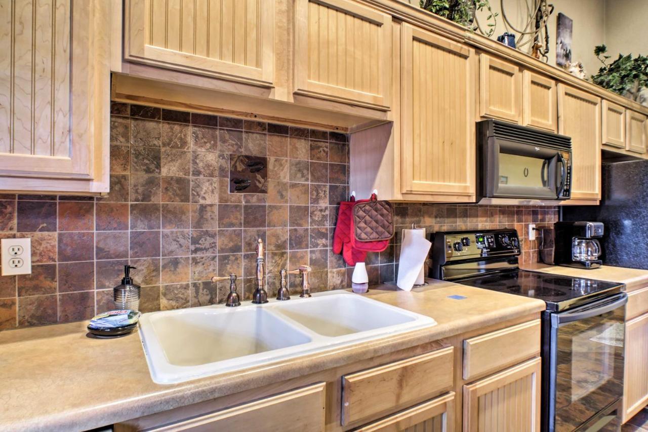 Cabin-Style Studio Right Off The Branson Strip! Apartment Exterior photo