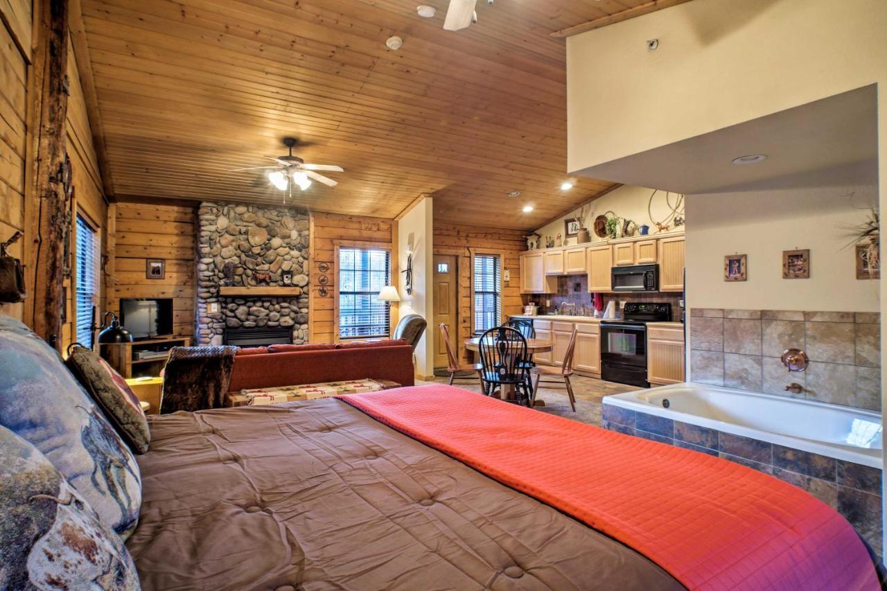 Cabin-Style Studio Right Off The Branson Strip! Apartment Exterior photo